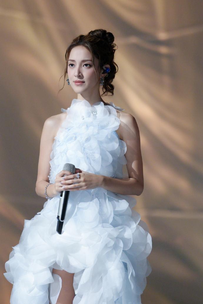 陈凯琳这就是标准的高个儿脸，看着这脸，觉得身高怎么也有170吧？实际上才163c