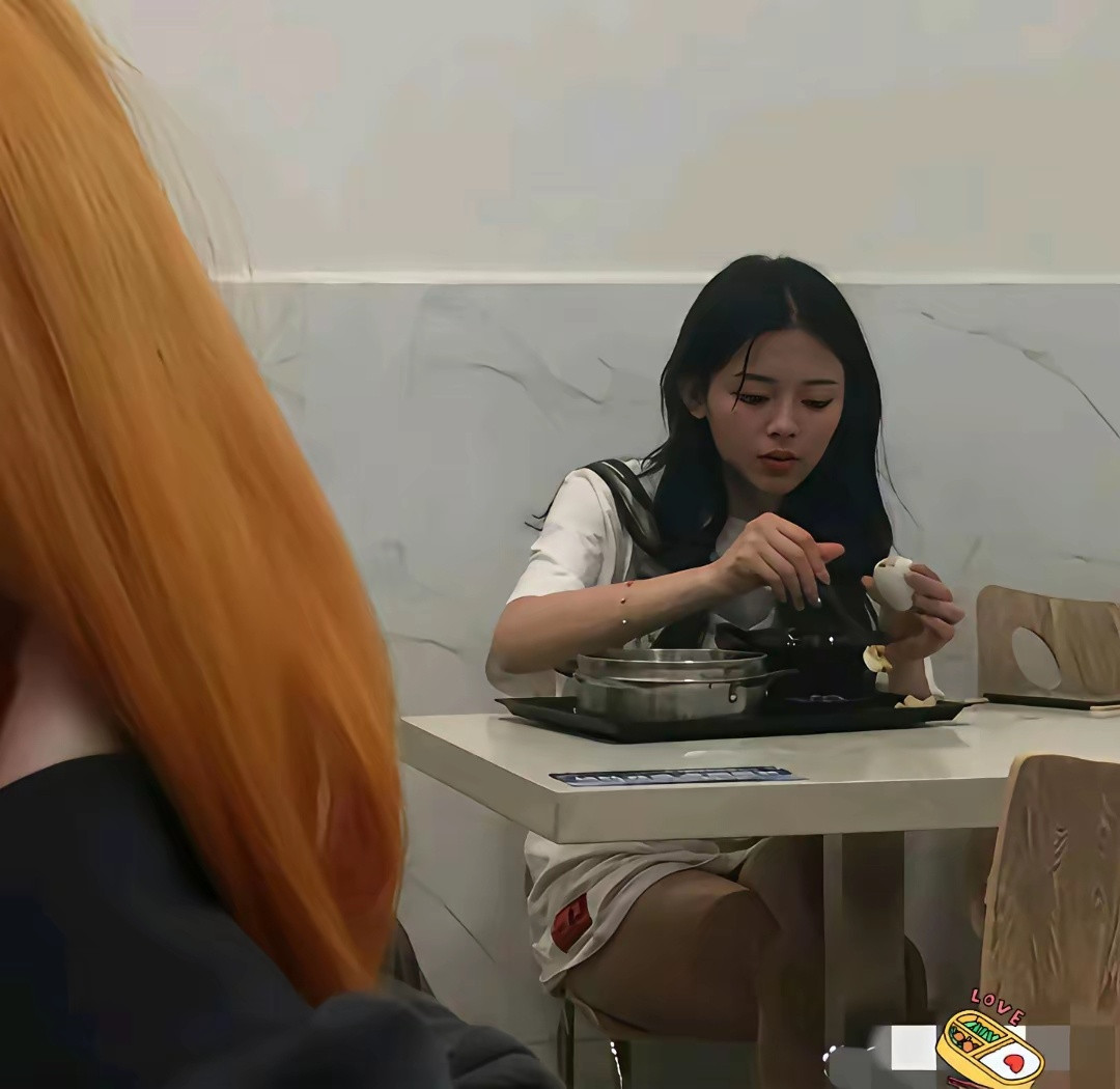 谁能没想到，当初在厂里打工的杨超越！未来会成为娱乐圈顶流。