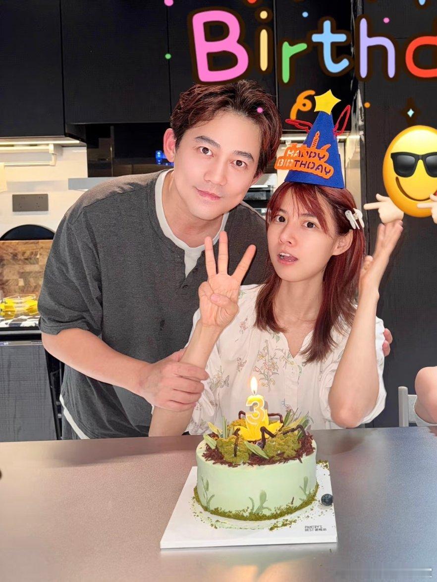 苏醒陪老婆庆祝30岁生日廖语辰30岁生日照里，她依旧甜美似少女，完全看不出是