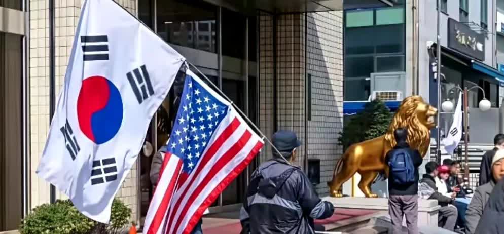 一个韩国网民问：首尔正在举行反/华集会，为什么你们中国人一点也没有感到紧张？