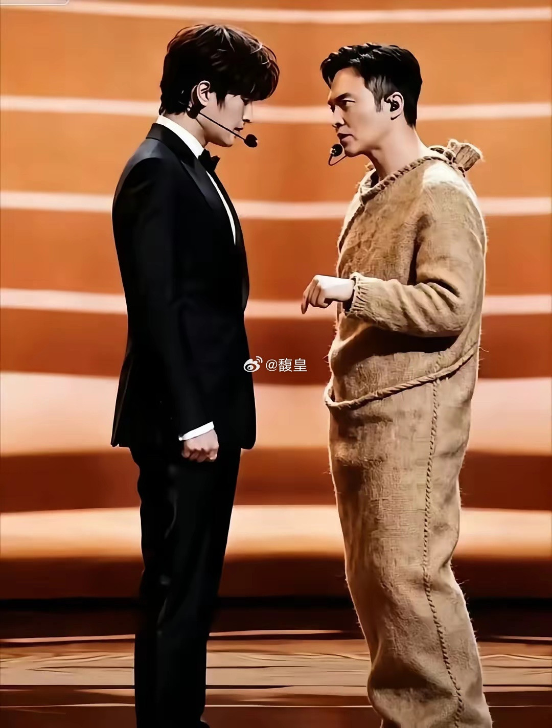 网友总结得太到位了，张智霖气场摆在这，就算穿裙子，都有种话事人的感觉。