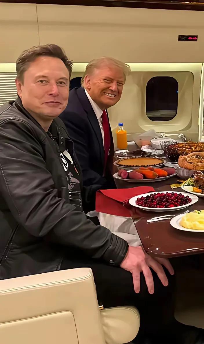 看看这两位大佬政要吃的啥，我很奇怪西方人爱吃甜食，水果也上几盘，吃饭还吃水果为什