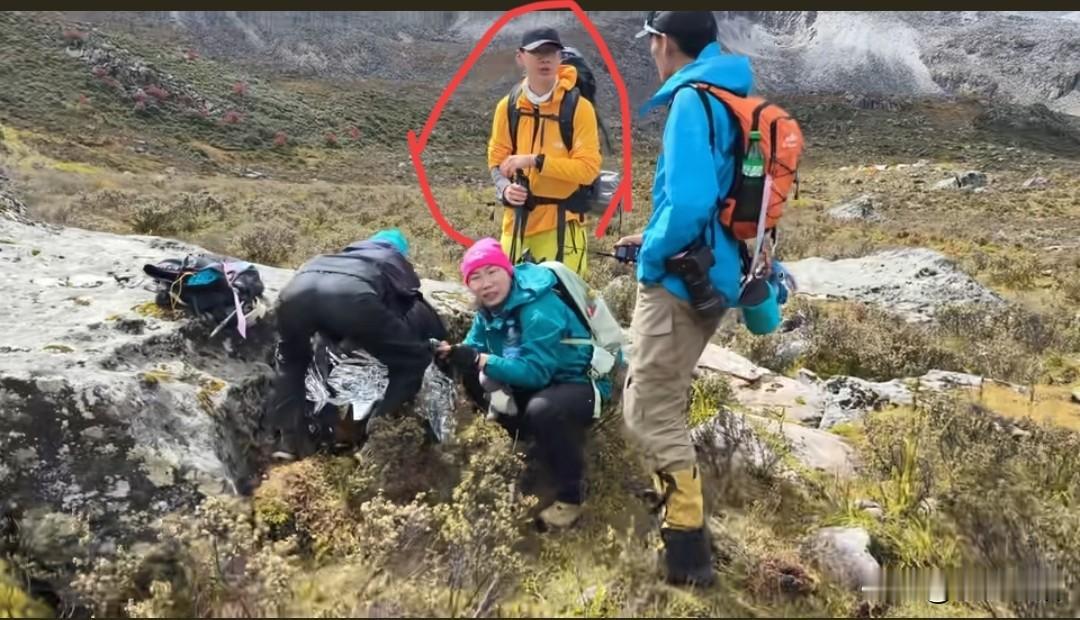 一起同行爬山，把失温女孩丢在山里，同行者有没有救助责任。女生在小红书找了人一起