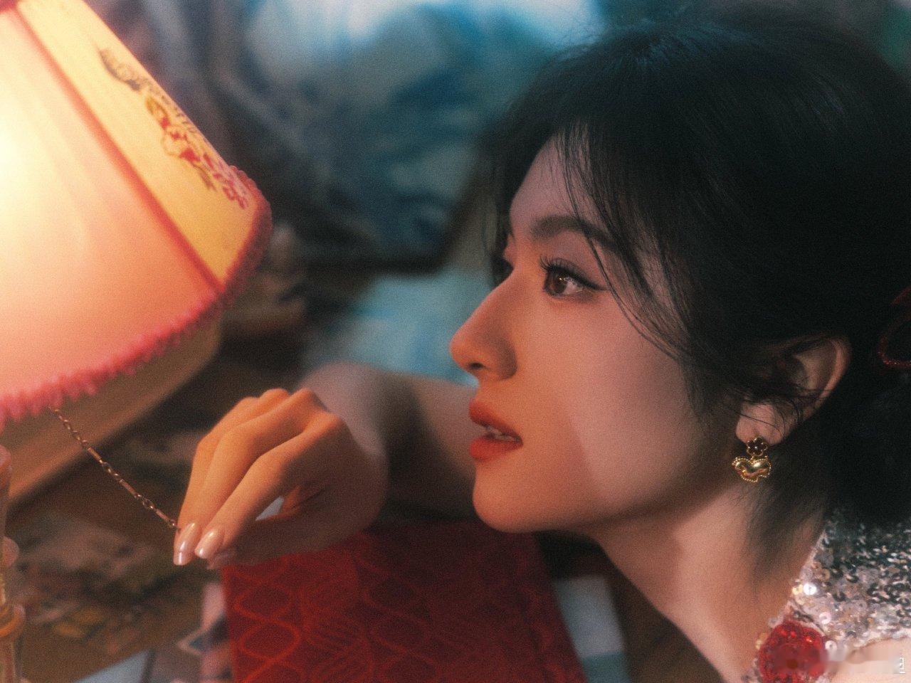 李兰迪和妈妈年轻的时候长一样完全好像回到了妈妈那个年代一样的，李兰迪锦鲤福娃