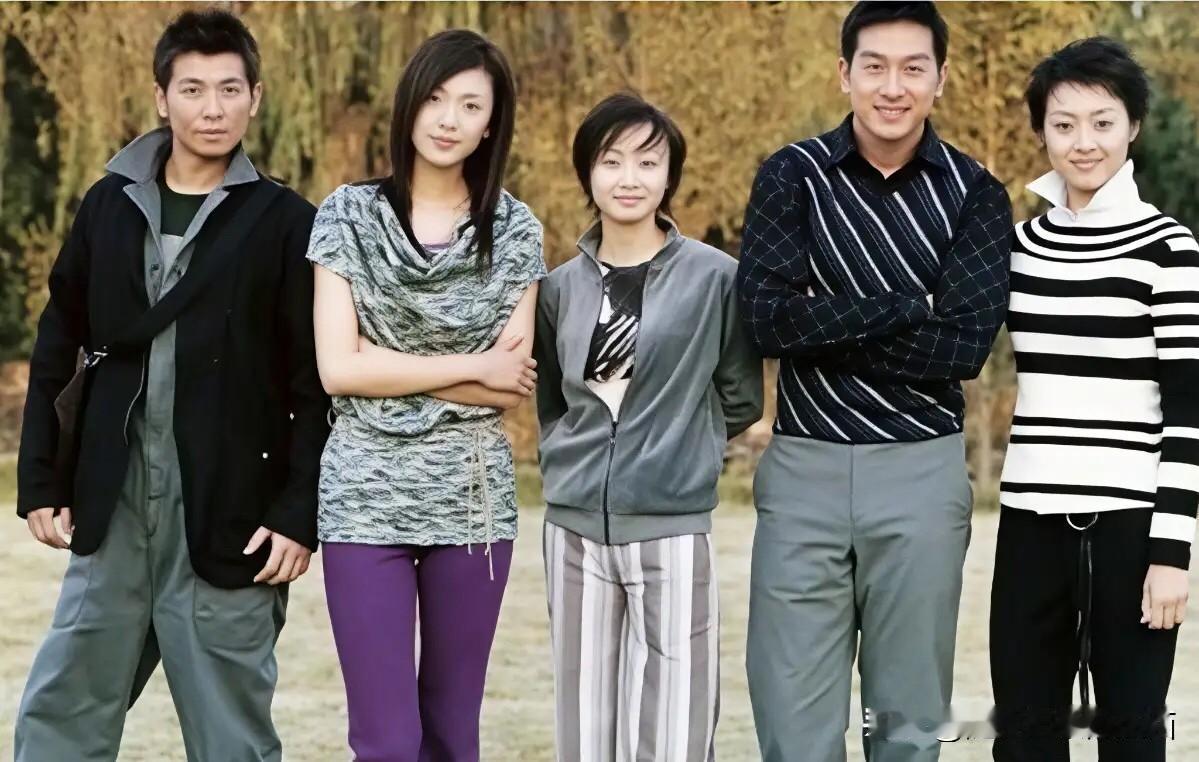 原来保剑锋早些年是长这样的，看起来并不是特别帅，不过他跟同学曾黎都是属于挺热爱表