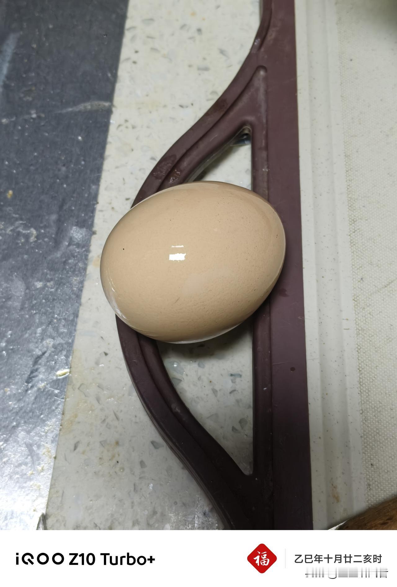 小时候父母就用鸡蛋加银币给我们在额头或者需要的皮肤表面滚一滚，或者是推一下。说是