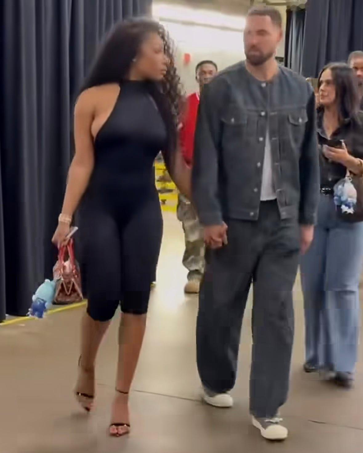 克莱和他的女朋友,两个人疯狂秀恩爱💏nba