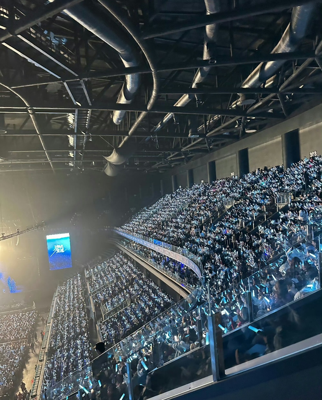 梓渝演唱会的上座率南京站圆满落幕，现场3.6万座位无一虚席，蓝海应援气势恢宏。强