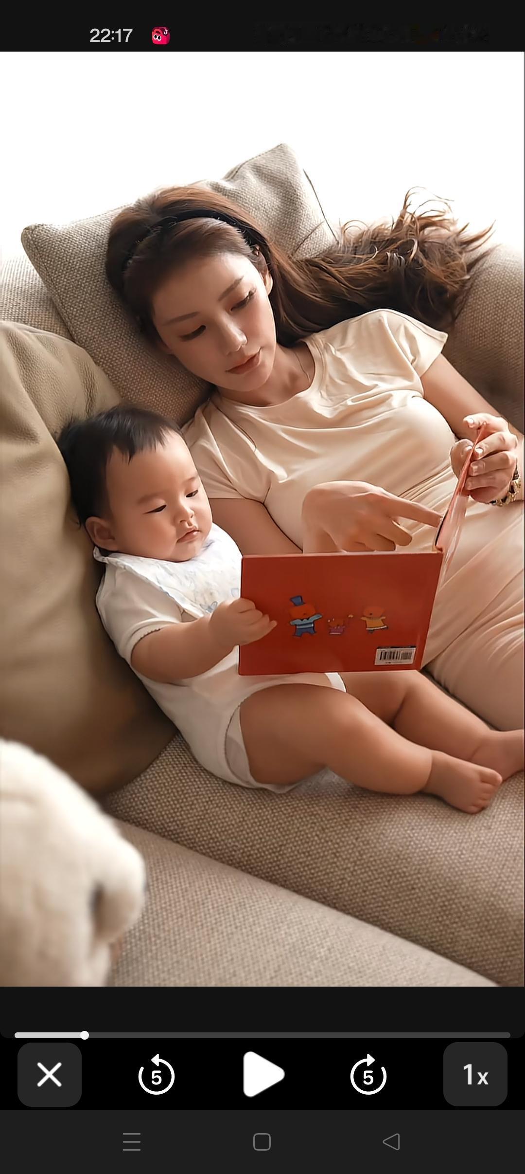 妈妈陪小汪宝阅读😍小汪宝学的好认真啊！这么小就是爱学习的小宝贝，未