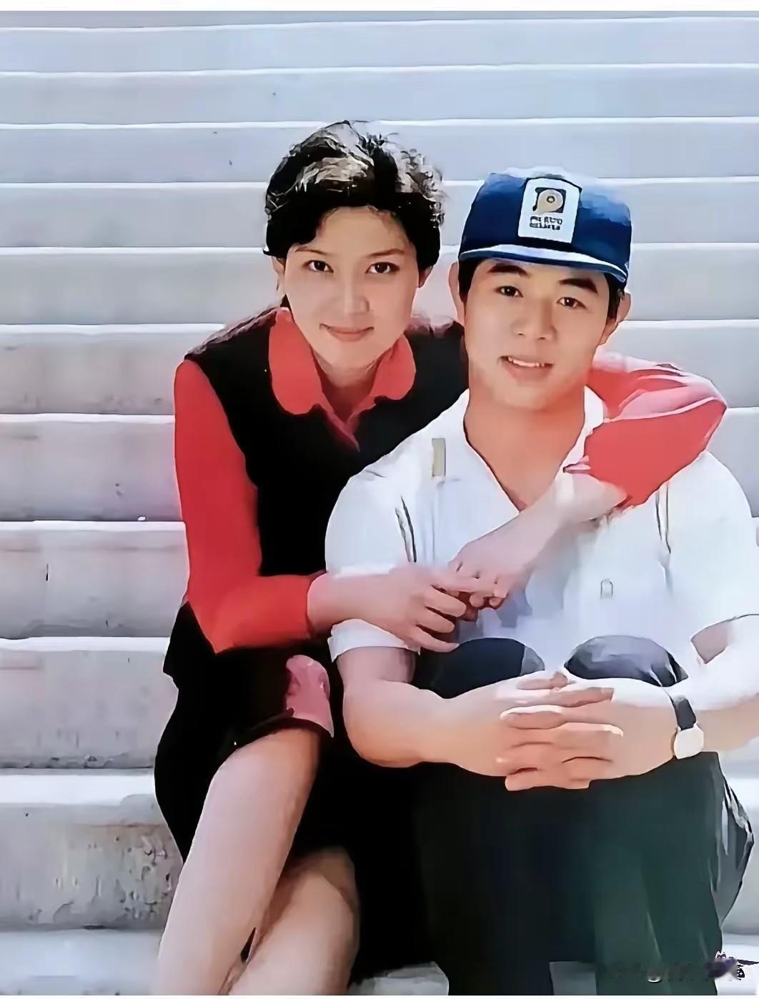 李连杰阳光帅气中略显青涩，旁边的美女搭肩环抱着她，看来对李连杰蛮有好感的。