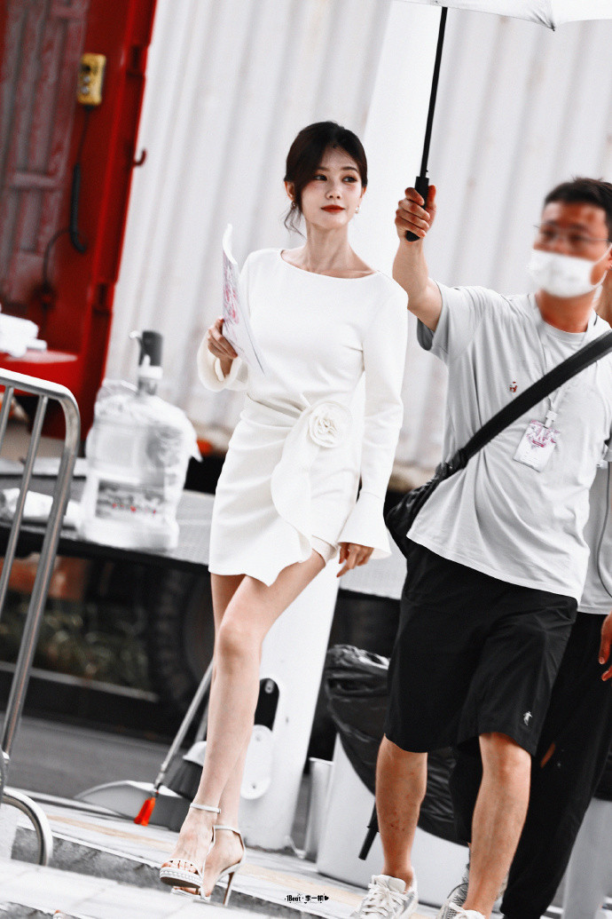 李一桐太可怕了，这大腿瘦的快和小腿一般细了，穿上黑丝简直了