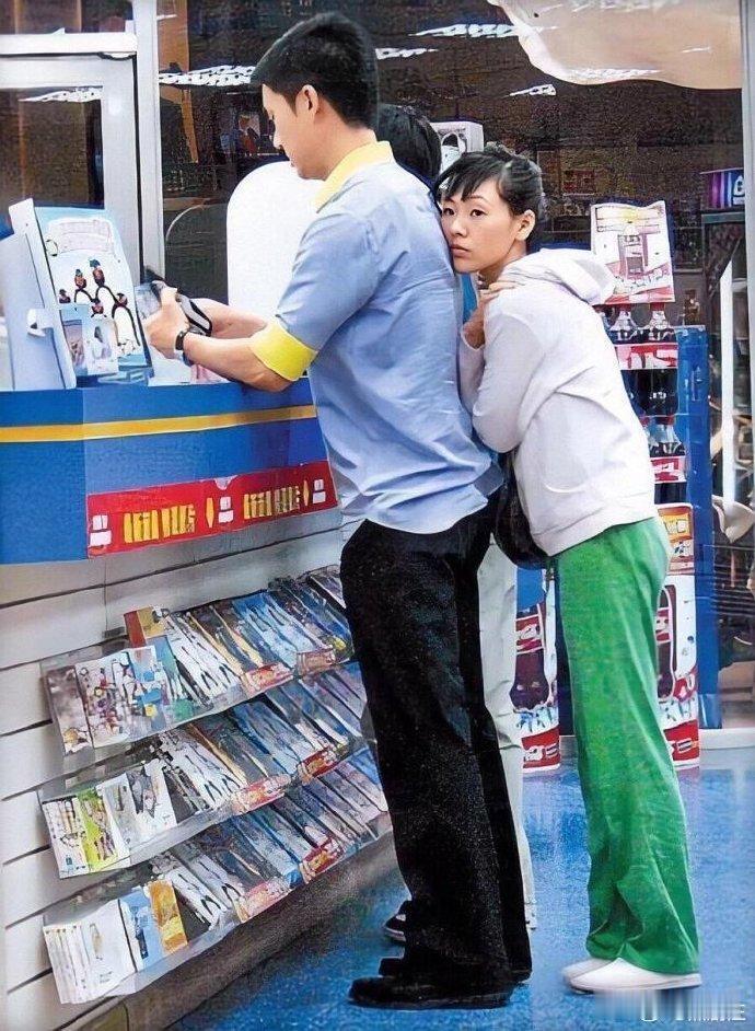 早年，小S与老公许雅钧逛街时的画面，她就这样依靠在老公的背上发呆的样子。