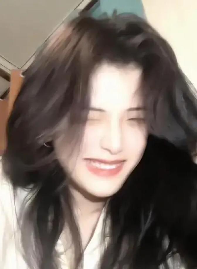 在2025年12月27日，成都发生的一起悲剧余波仍在：一位叫张洪佳的年轻女孩，在