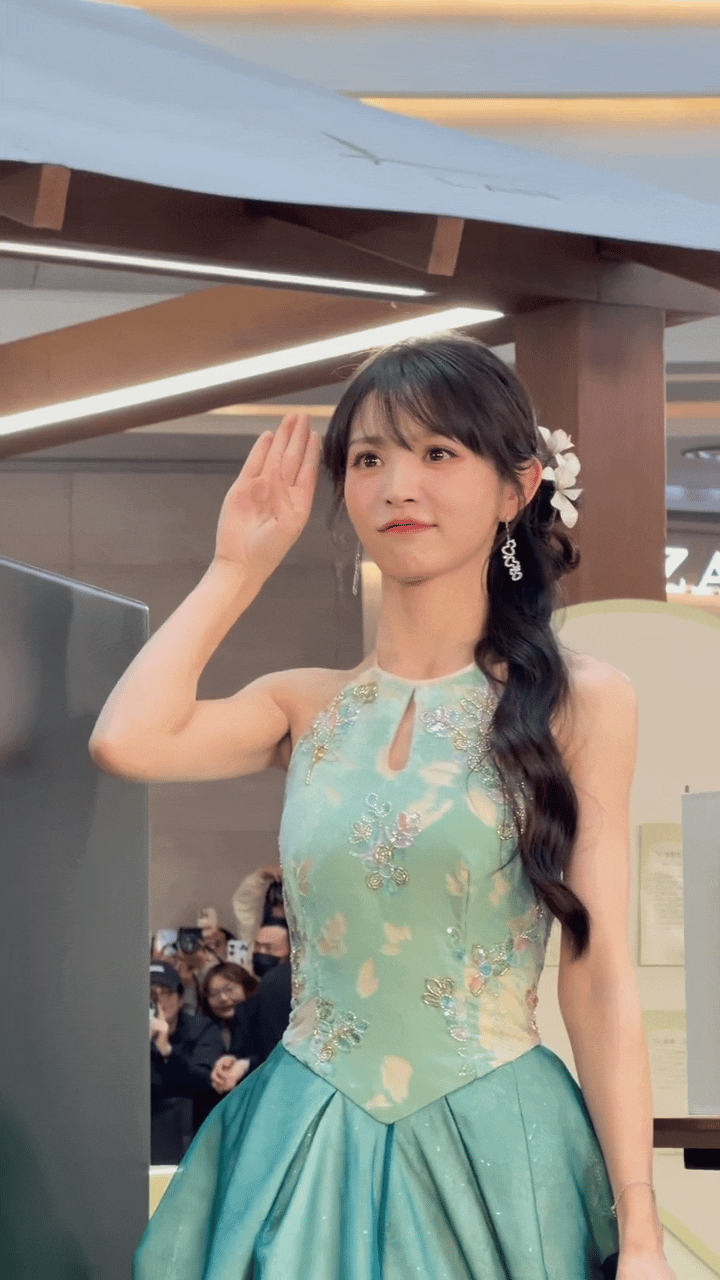 田曦薇怎么会这么可爱？她用敬礼的方式跟粉丝打招呼，这古灵精怪模样谁不喜欢啊？对她