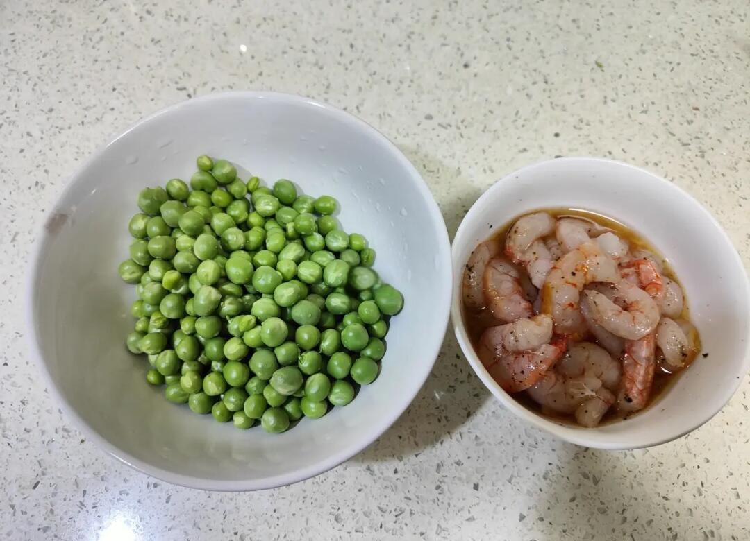 【豌豆炒虾仁：营养丰富、色香味俱佳的经典佳肴】大家好，我是你的美食分享博主，