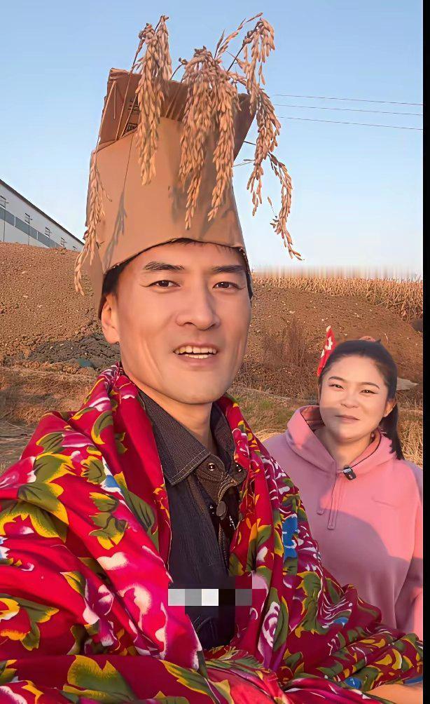 赫子铭这回又上热搜了——不是演戏，是披着东北大花布、头戴纸箱糊的稻穗帽子，领着现