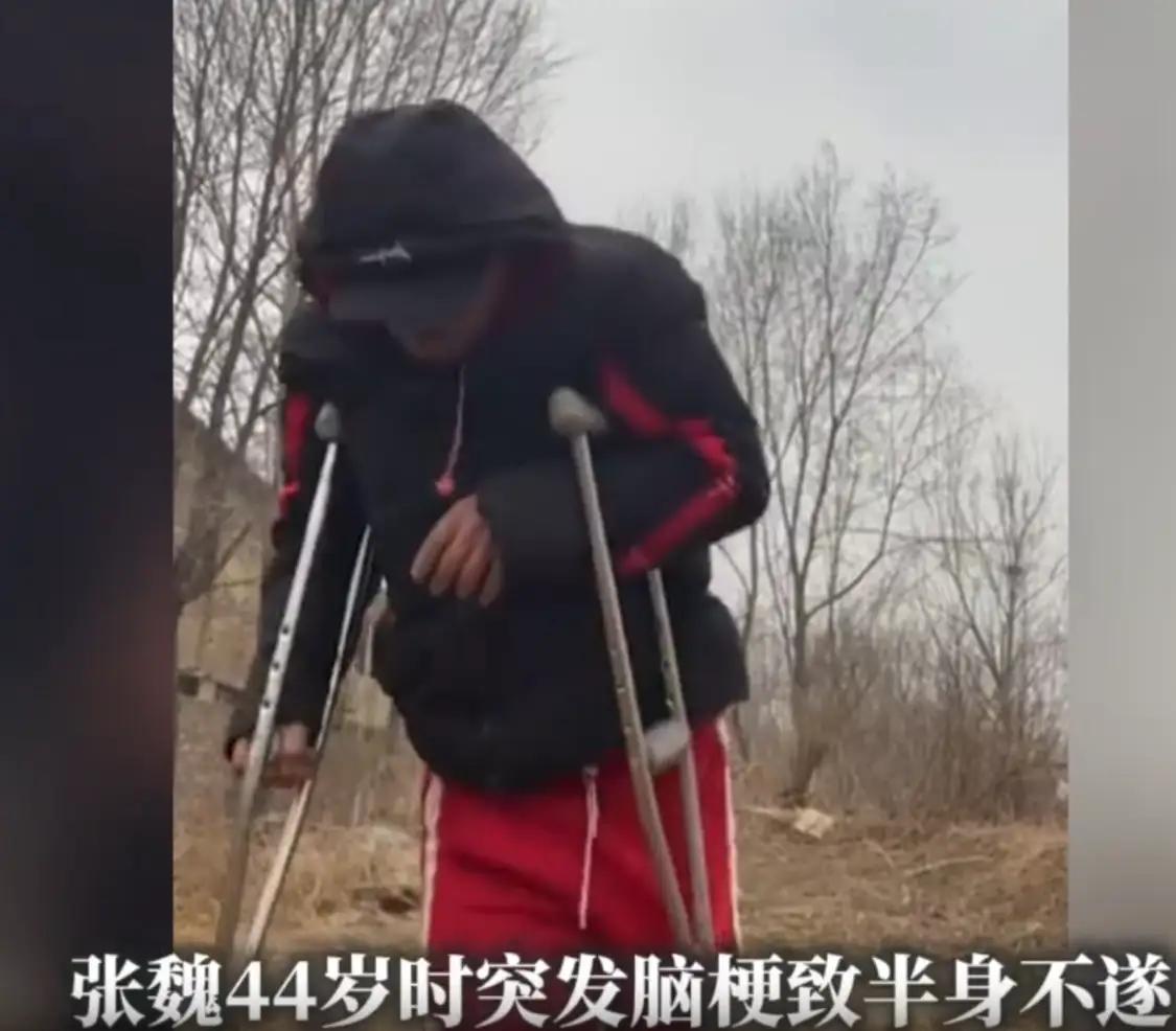那天早上，他像往常一样准备起床去上班，左脚刚踩到地上，整个人就直接瘫了下去。半边