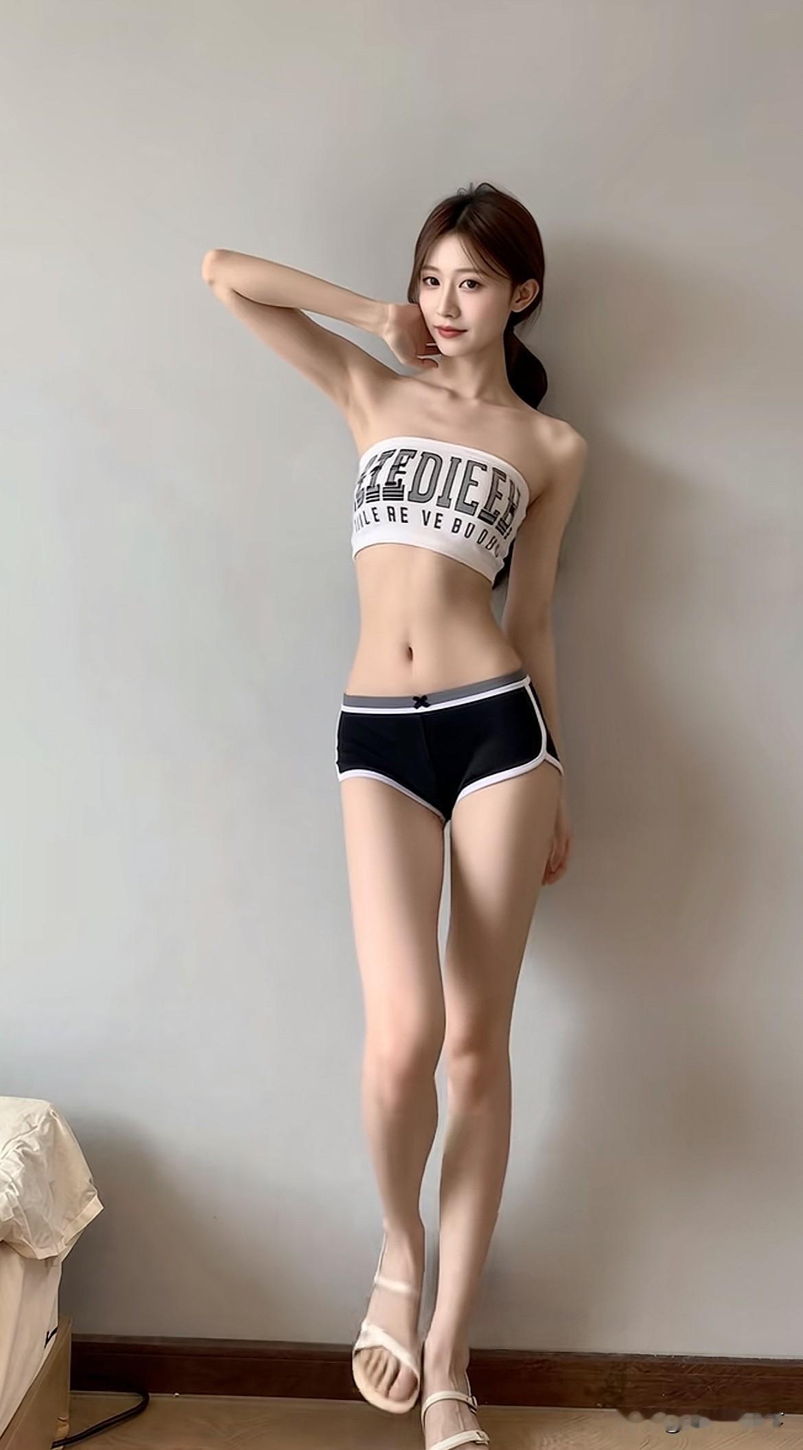 穿运动服的妹子摆姿势，那画面简直不要太青春活力。就像在城市滨河木栈道上，穿浅粉色