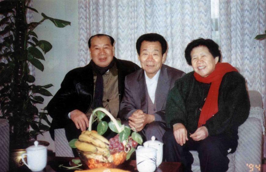1994年2月，开国上将杨成武夫妇在福州。杨成武是福建长汀人，中央红军的老将。戎