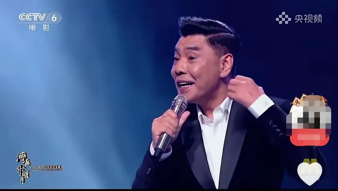 敢摘耳返开唱！😲现在歌手没几个敢这么干！晚会上好多歌手要么靠耳返找调，