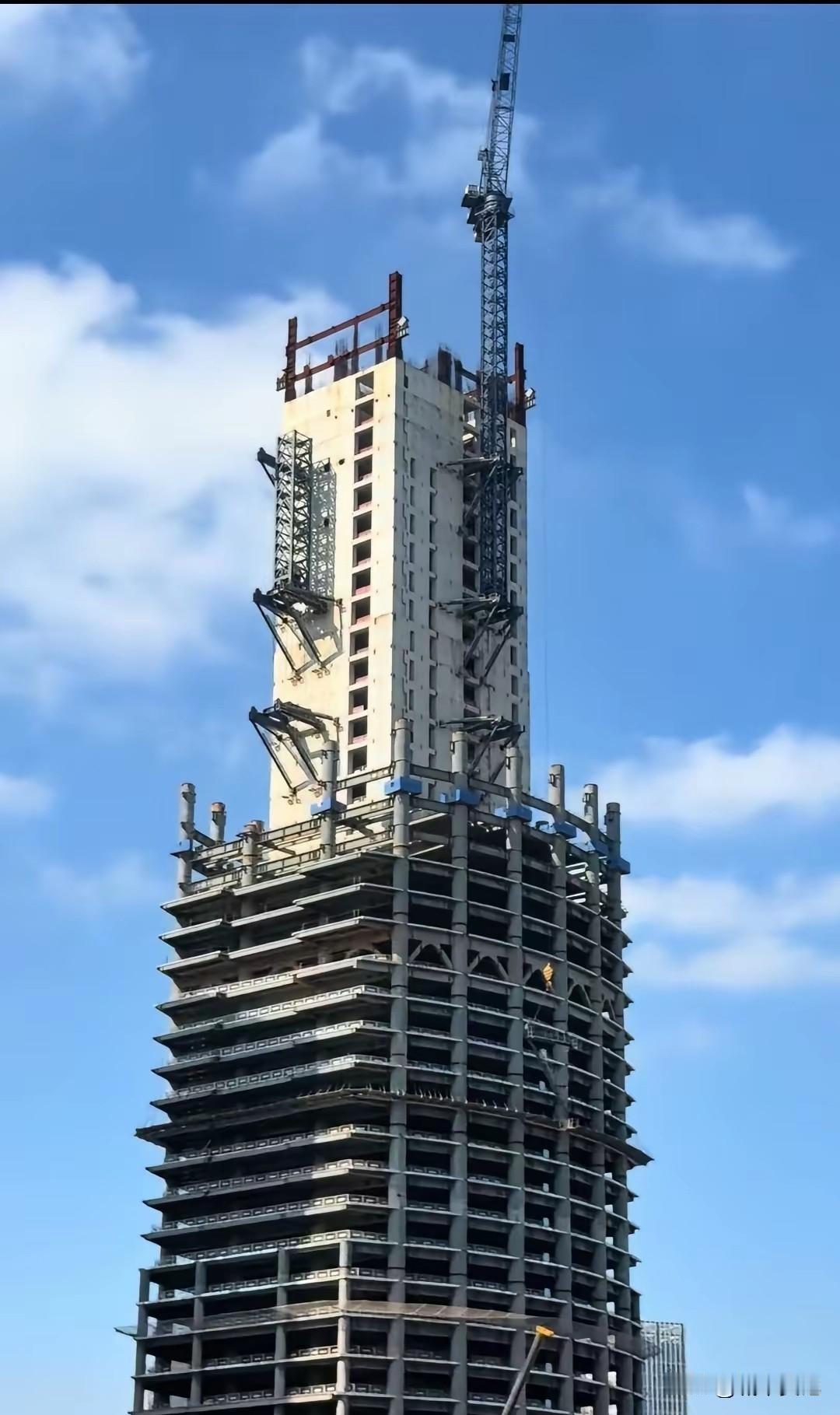 日照海韵广场390米高，现在半烂尾状态，我说了一个普通地级市，建那么多高楼，有多