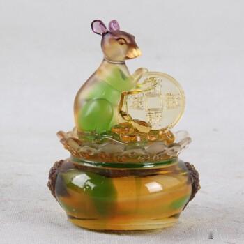 属鼠人，心思细腻，洞察力强。待人懂得分寸，善于换位思考。很多人觉得他们好