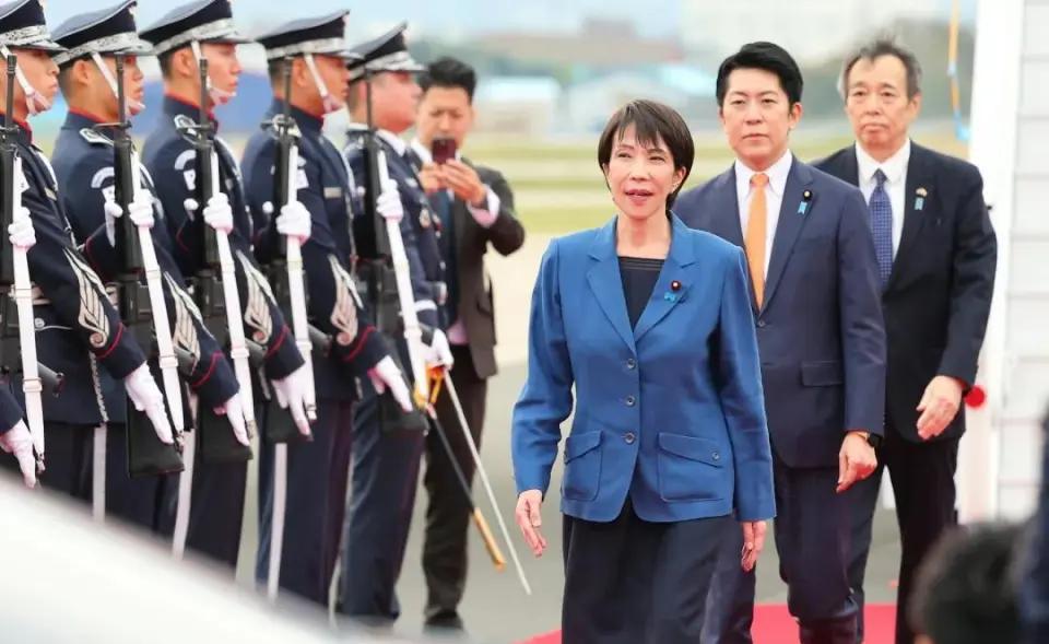 吹哨人已出现！日官员警告高市正在备战，解放军可随时打击日全境12月1日的