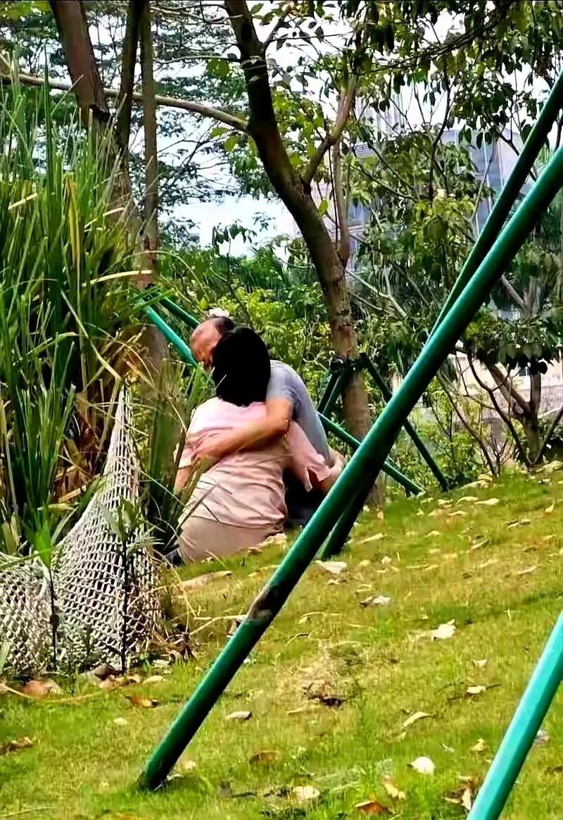笑话一则：某一天，局长去找王副局长老婆约会，女人发现局长内裤破的严重，随手拿出
