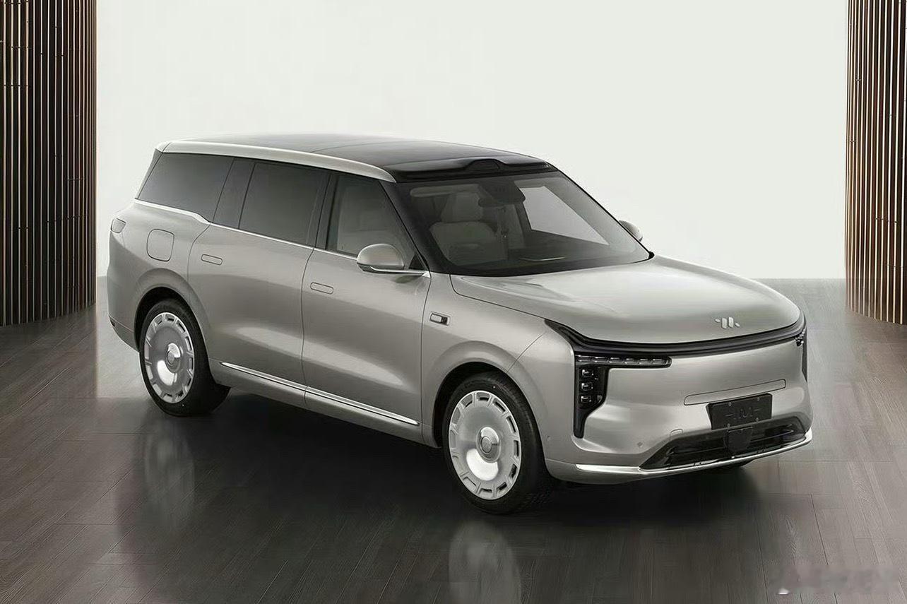 智己LS9作为全尺寸旗舰SUV正式亮相，目前仅提供增程版本。新车搭载52度磷酸