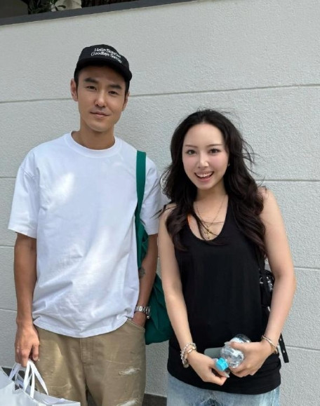 43岁阮经天在日本被偶遇，他的穿衣打扮很有型，身材又高又瘦，男性魅力爆棚！