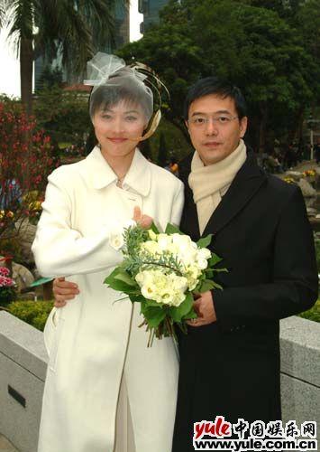 张延前夫长得还行，两人外形很搭，他们的女儿长得像张延。