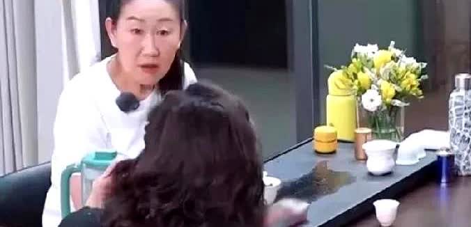 程潇妈妈问陈梦妈妈：“网上说陈梦是黄晓明表妹，这事儿是真的吗？”陈梦妈妈：“真的