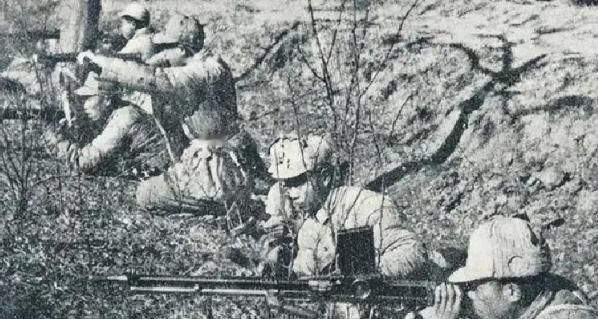 1949年4月20日夜里，长江防线上的紧张，不只在江面，也在一间灯光昏暗的指挥室