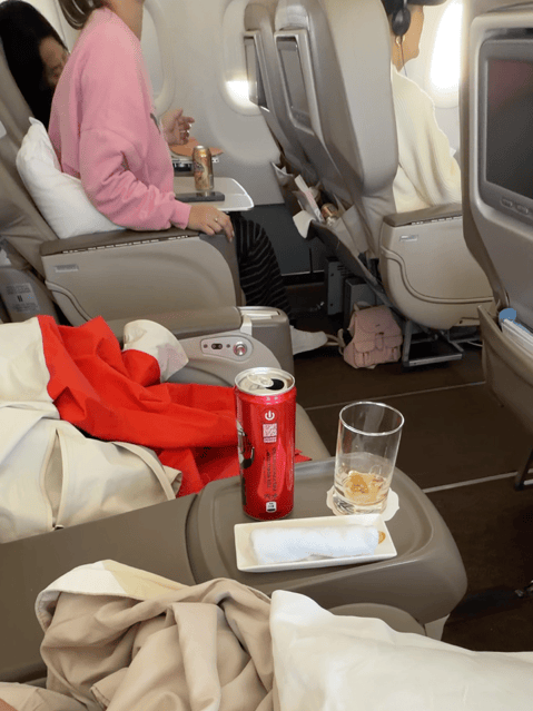 到广州了………好家伙，飞机上有个老外，一上来先要了听啤酒，喝了点，开始发癫…拉着