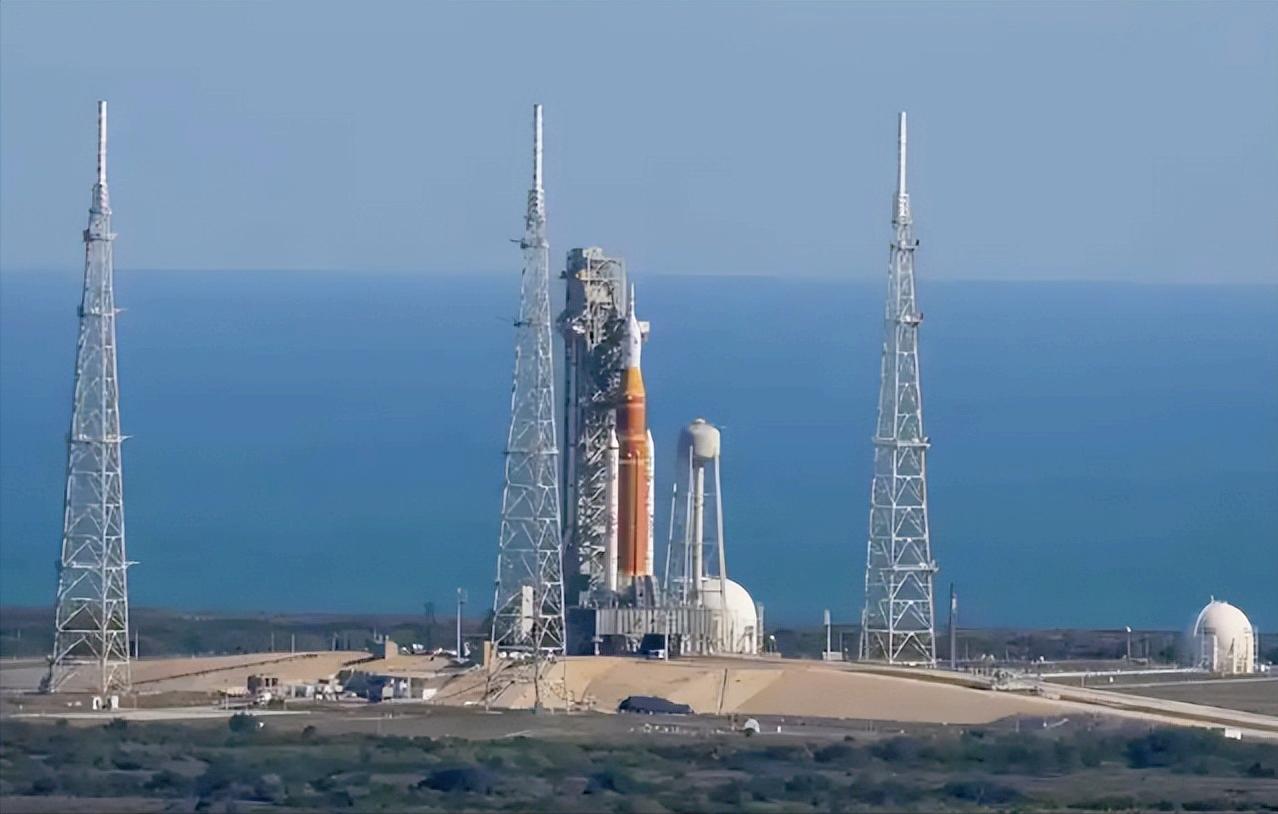 美国阿尔忒弥斯2号载人绕月任务又凉了,它是美国重返月球计划里的关键一步。简单