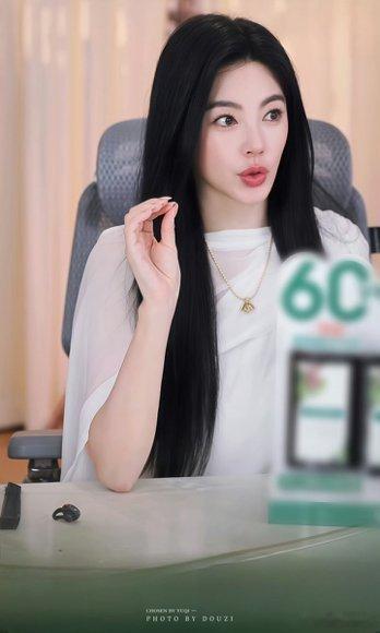 张雨绮这造型师加鸡腿，黑长直把她衬得好柔和，想凑近看她眼睛里有啥秘密