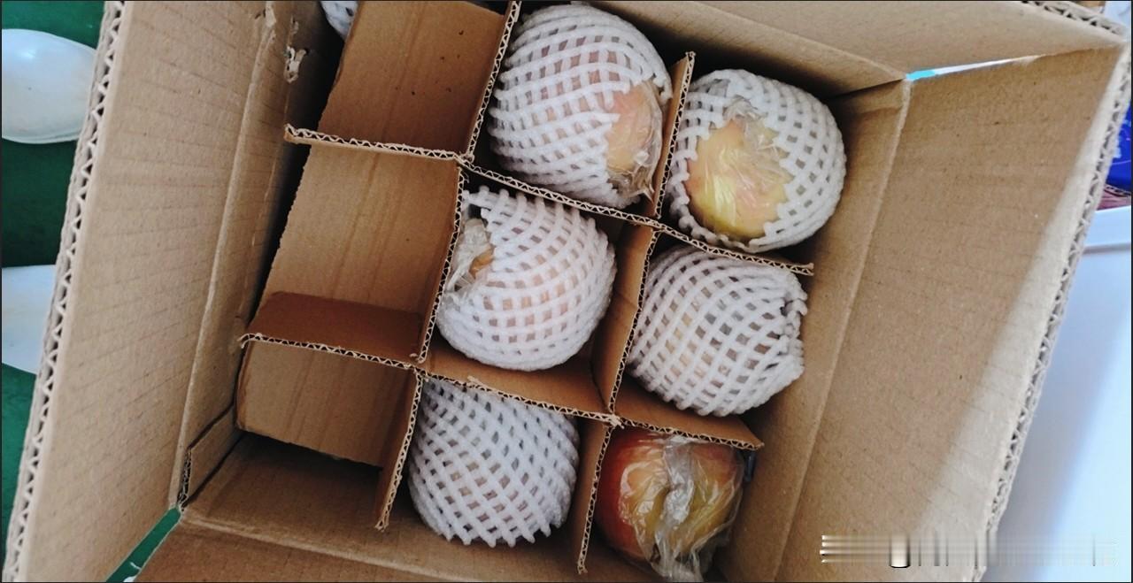 这苹果不好吃，我还是用来煲汤吧。婆婆一边拿着苹果，一边在那里对我说。我发现老