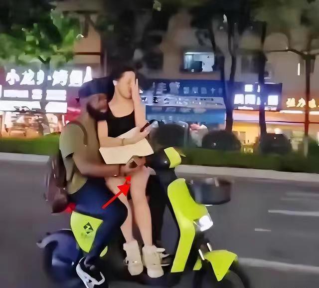 这俩人很牛逼吗？我们这地方太小了，才是个地级市，人也很保守不开放。从说活的口