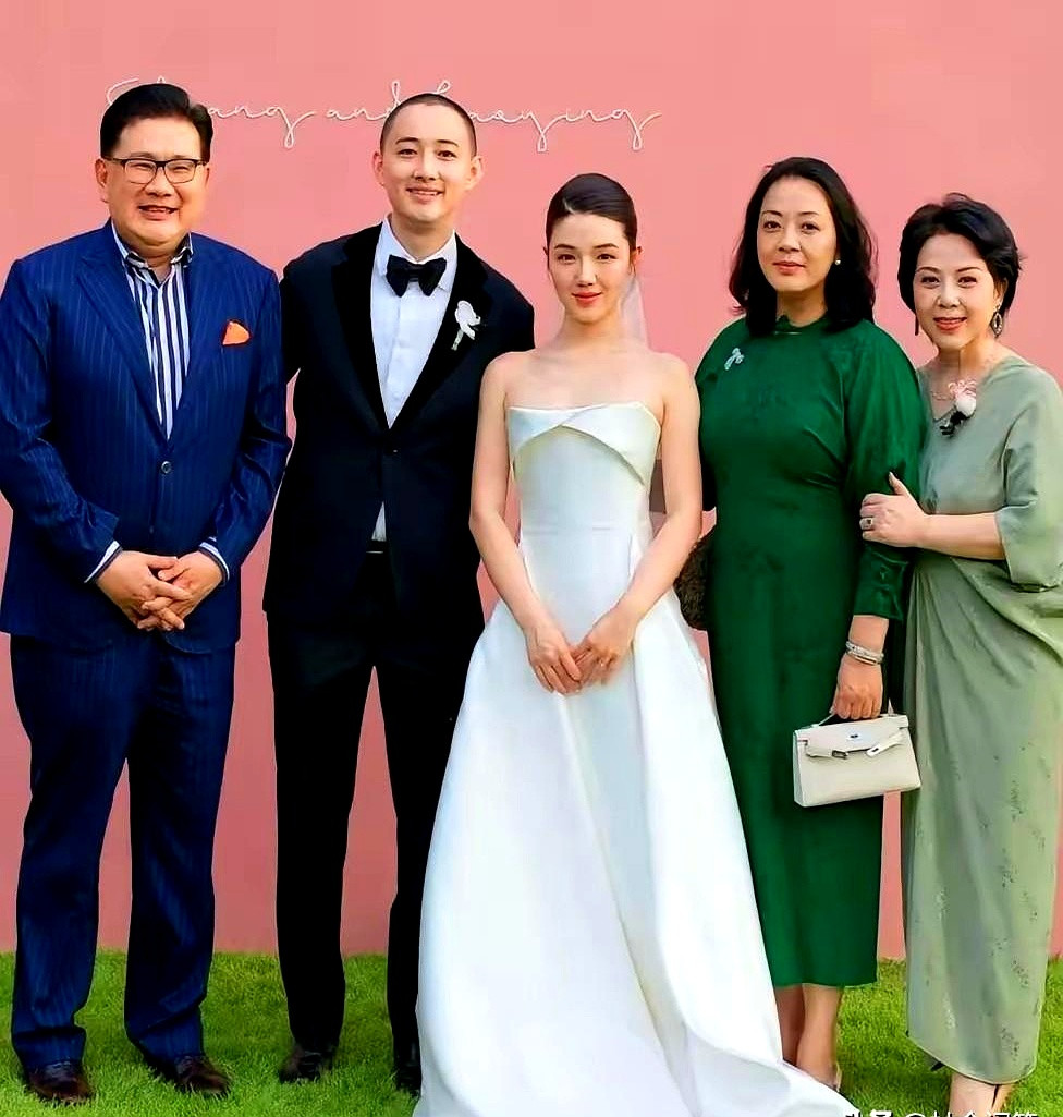 曹可凡带妻子现身一场草坪婚礼，给关门弟子沈寺良送嫁，不少老观众这才反应过来，这位新娘正是《老娘舅》里