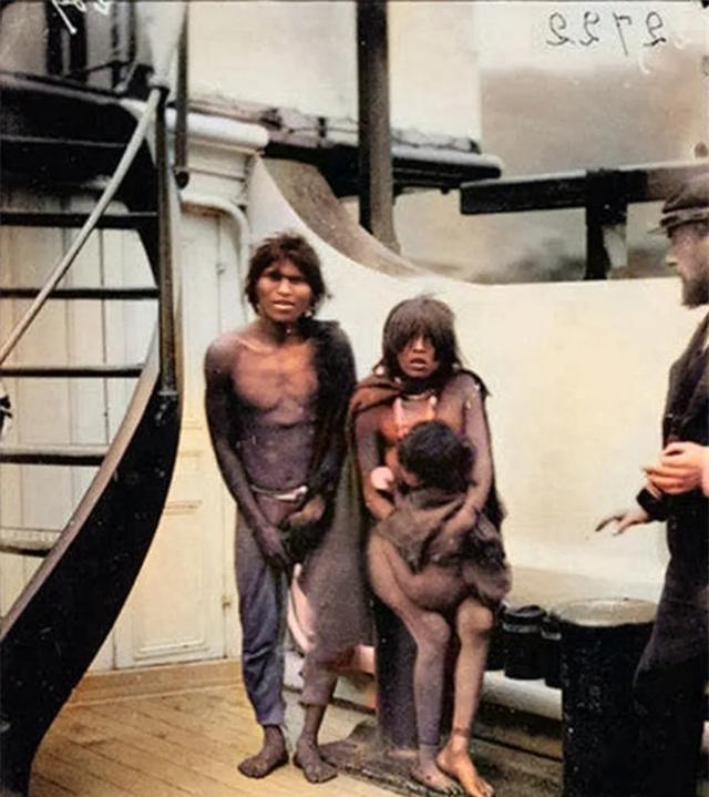 1899年，在欧洲人类动物园，这里正在展出的是塞尔克南土著人，其中还包括一名年仅