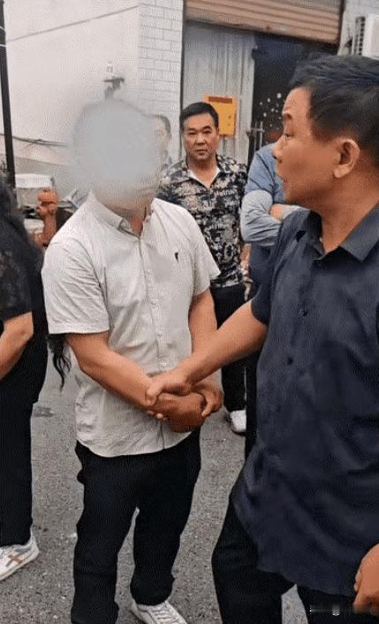 男子多次出入农村红白喜事宴席，不缴礼金，白吃白喝白拿。这一次被事主逮个正着。亊主