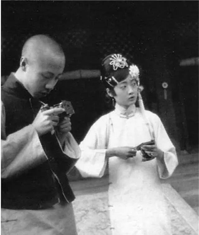 晚上，12岁的溥仪，被十几个宫女摁在床上玩游戏。他很兴奋，但玩了很久，还是累了