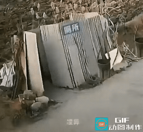 有一说一，他好像没擦就穿裤子了。