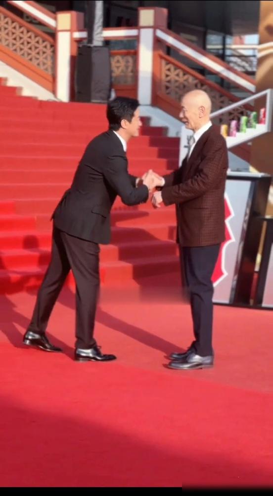 吴京红毯折返，一个拥抱值千金。昨晚电影盛典，吴京都走到台阶顶了，一回头看见葛