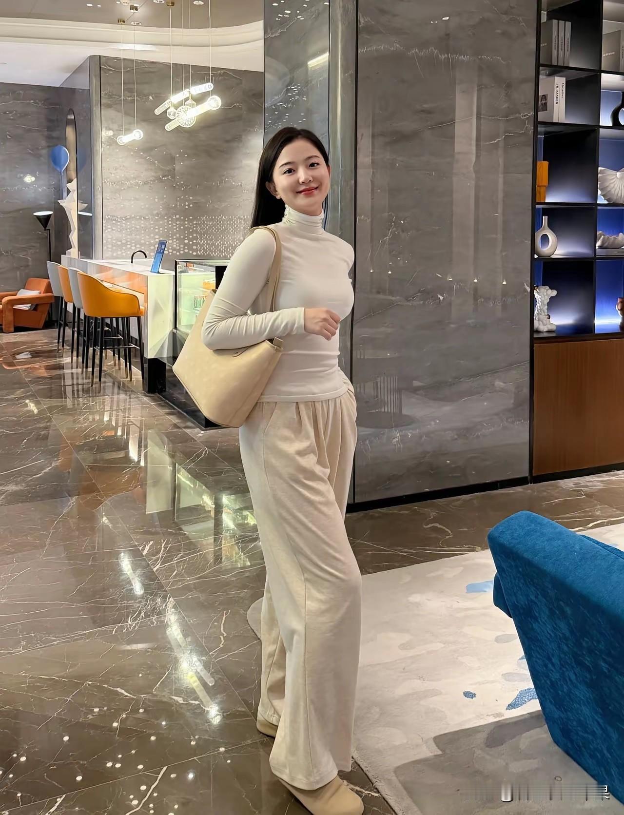 满大街女人都是穿这样的裤子，感觉审美都下降了[捂脸哭]