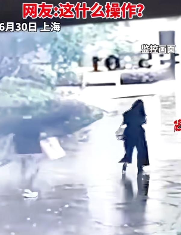 魔都真的很魔性，6月30日上海一偏僻路口，一名身材微辣的女子打伞走在人口稀少的路