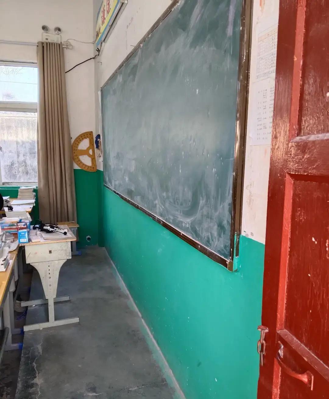 我发现，作为班主任，尽量不要调全体同学的座位，虽然有好多学生及家长经常要求调座位