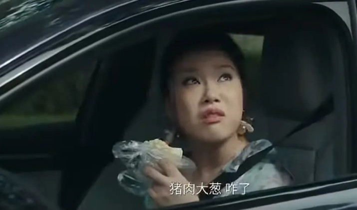 这几天追剧《四喜》，我是越来越喜欢王菊饰演的倪大妮了。她开车陪沈明珠去产检，违