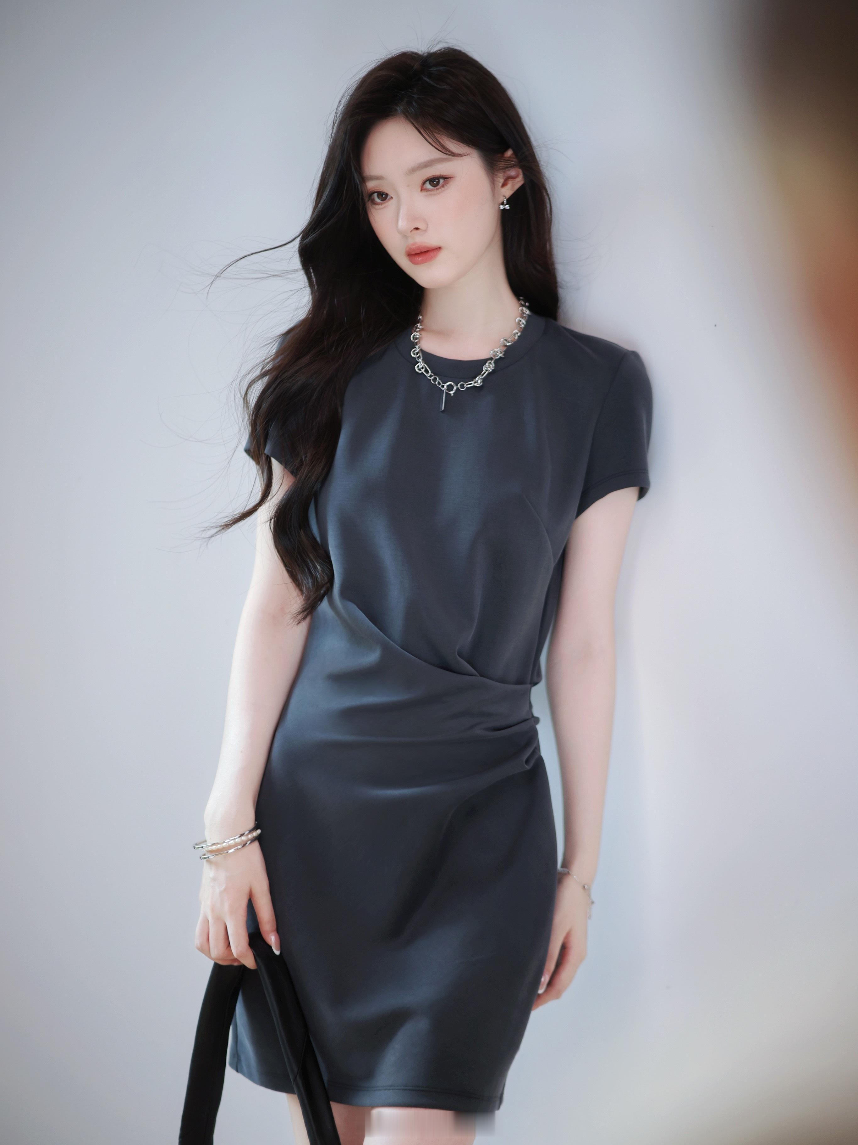 显瘦绝了啊啊啊！高弹/兰精天丝连衣裙很软很舒服又不会塌腰侧褶皱设计很妙！姐妹们
