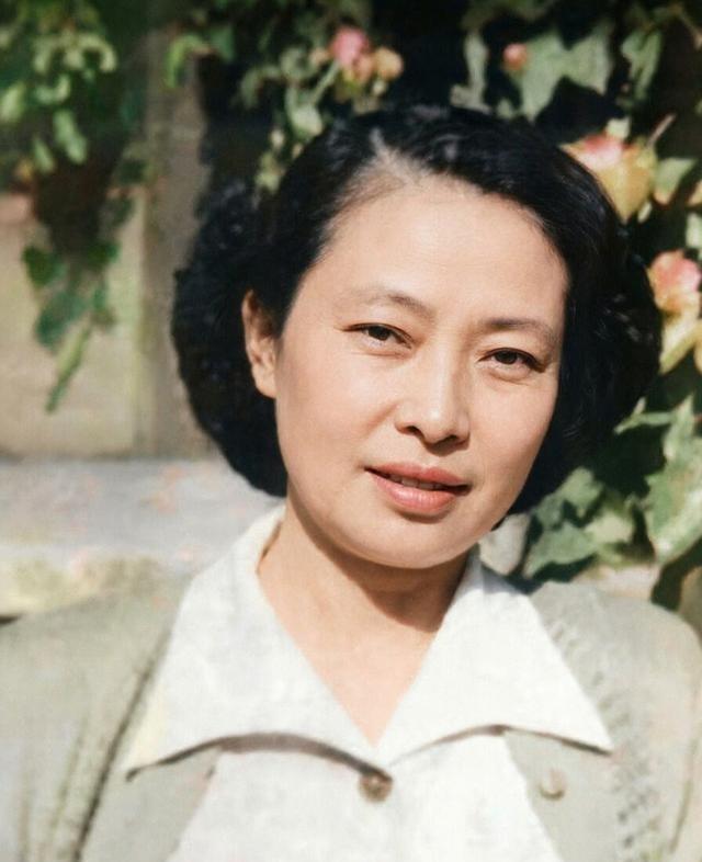 她是长征中年龄最小的红军女战士，建国后被授予上校军衔，丈夫是开国上将，享受正军